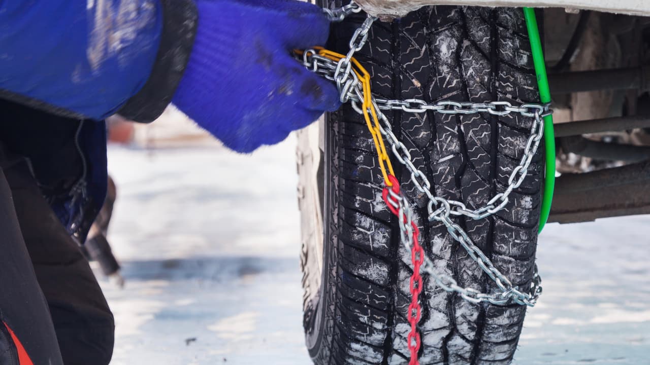 Las cadenas de invierno también presentan inconvenientes. 
<b>No se recomienda viajar a más de 30 millas por hora con ellas</b> y no pueden ser usadas cuando no haya nieve profunda en la vía, de hecho su uso está prohibido legalmente en muchas localidades cuando hay ausencia de nieve ya que pueden causar daños importantes en el pavimento. Su instalación solo debe ser hecha cuando se encuentran vías cubiertas de nieve, una circunstancia engorrosa y desagradable en la que nadie se quiere nunca encontrar.