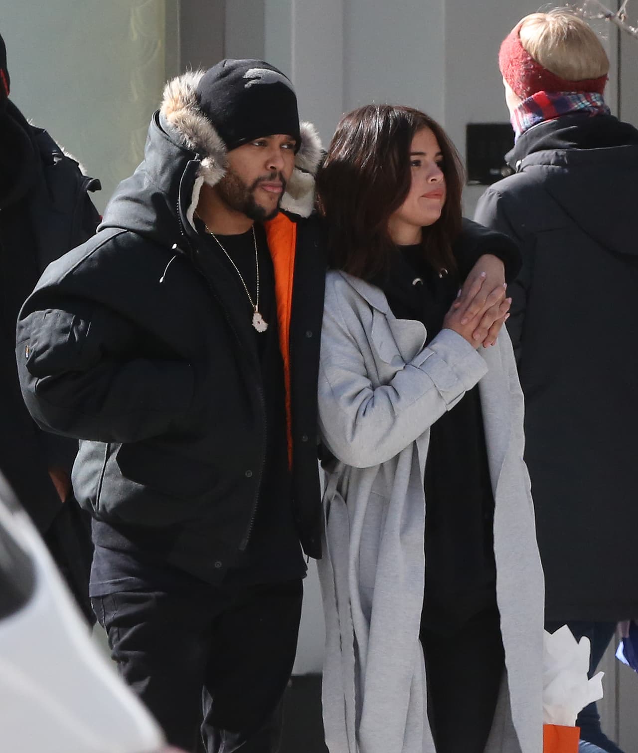 Selena Gomez y The Weeknd no ocultaron su amor mientras paseaban tomados de la mano en un romántico día de shopping en Toronto, Canadá.