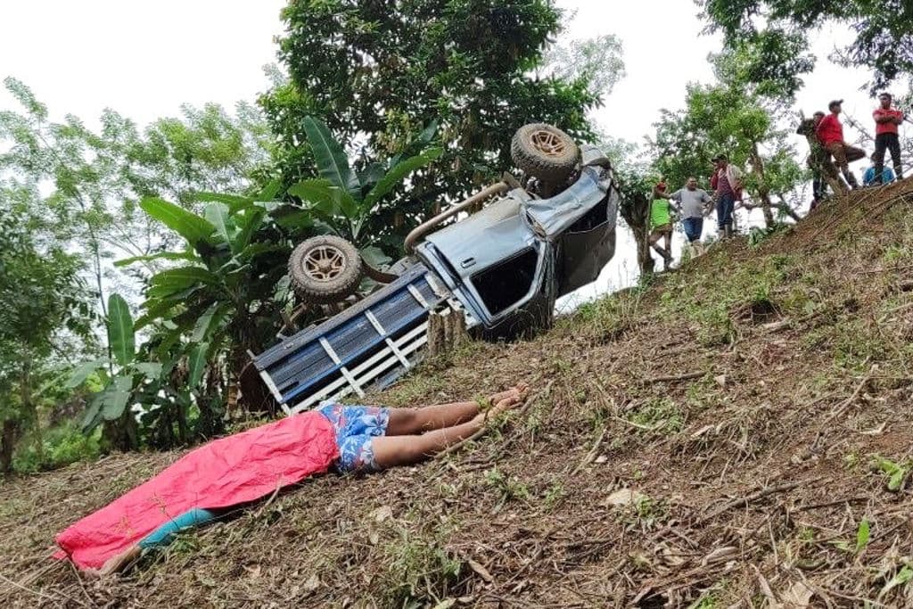 El cuerpo de uno de los migrantes fallecidos en el accidente.