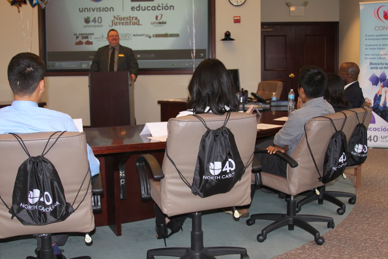 Como todos los años, Univision 40 hizo entrega de las becas Nuestra Juventud en una recepción que se llevó a cabo en las instalaciones del Western Campus de Wake Tech. Esta iniciativa que lleva 12 años, otorga becas a jóvenes hispanos destacados de todo el estado. Los estudiantes reciben $1,000 cada uno, que serán usados para pagar la matricula en la universidad. Estudiantes, familiares, patrocinadores y miembros de la comunidad se reunieron para celebrar la culminación de sus estudios y su siguiente paso hacia la universidad.