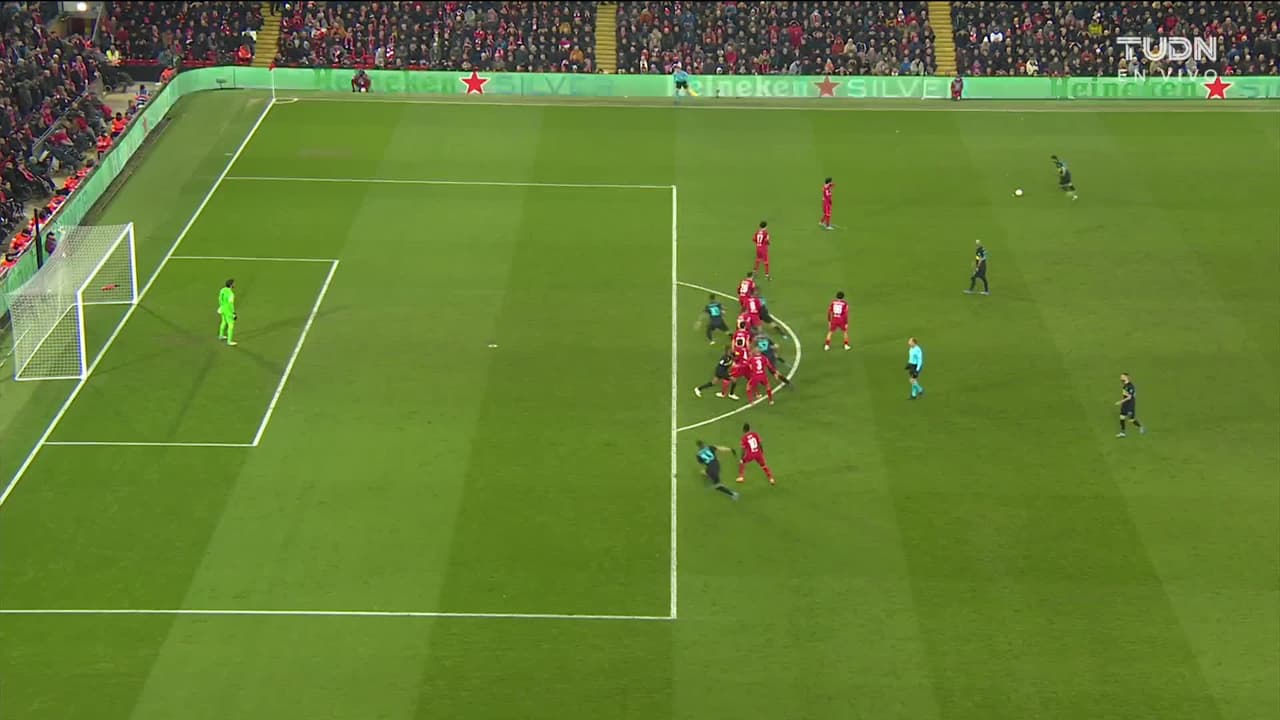 ¡TIRO ATAJADO! disparo por Trent Alexander-Arnold.