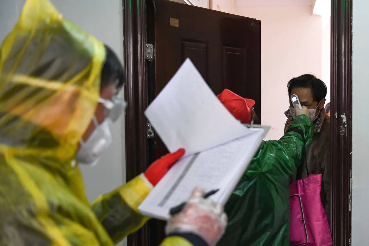Inspectores de salud durante las evaluaciones casa por casa para determinar si pueden existir nuevos casos que no hayan sido reportados en Wuhan.
