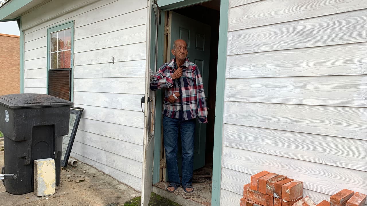 El señor del elote dice que no tiene familiares en México ni en Estados Unidos por lo que sus amigos son como su familia y se encargan de cuidarlo mientras se recupera del accidente.