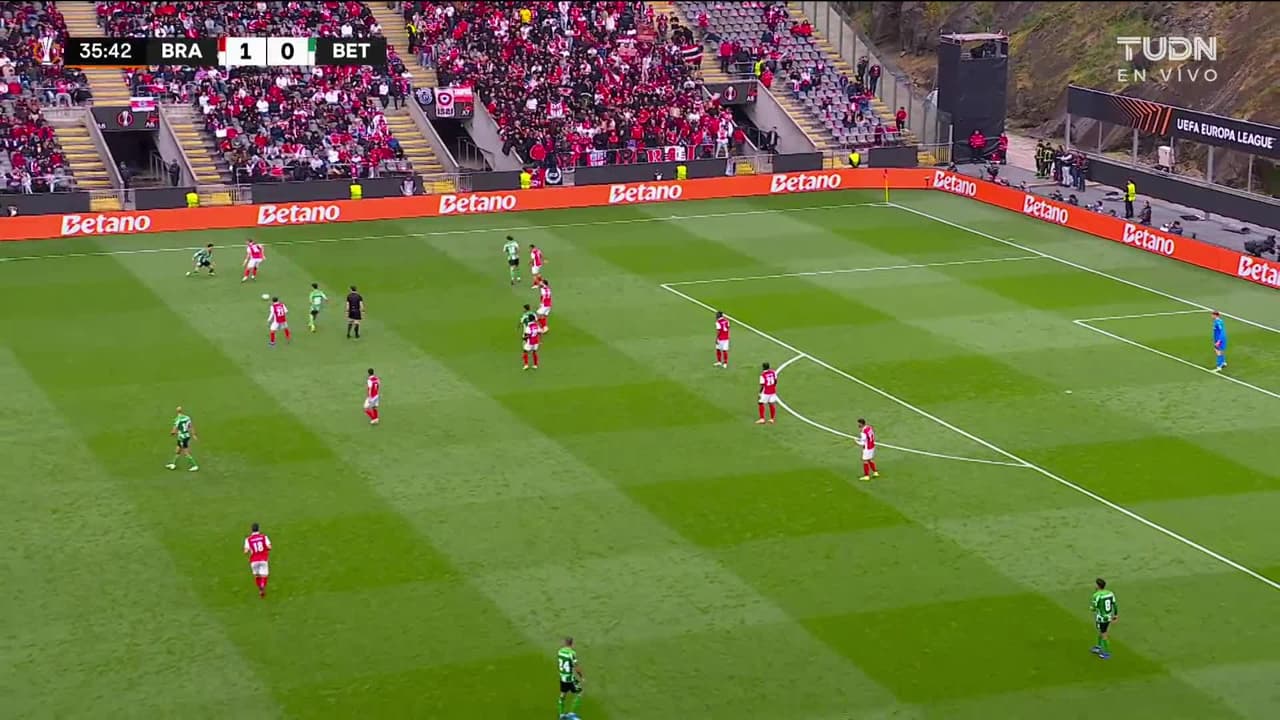 ¡TIRO ATAJADO! disparo por Cucho Hernández.