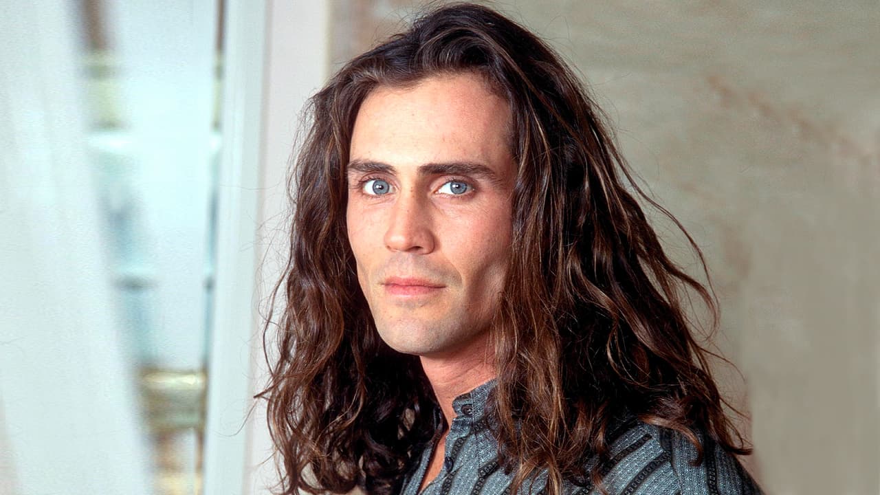 Actor que encarnó a Tarzán muere a los 58 años en trágico accidente aéreo junto a su esposa