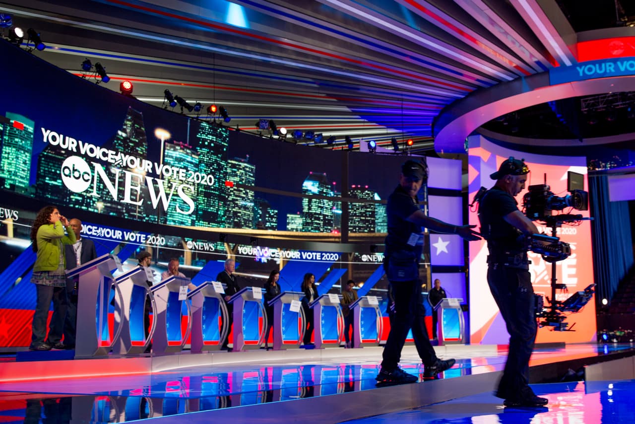 Para este debate solo 10 candidatos lograron aprobar las condiciones del partido demócrata, lo que permitió que se redujera a una jornada y no dos días consecutivos como los dos primeros debates.