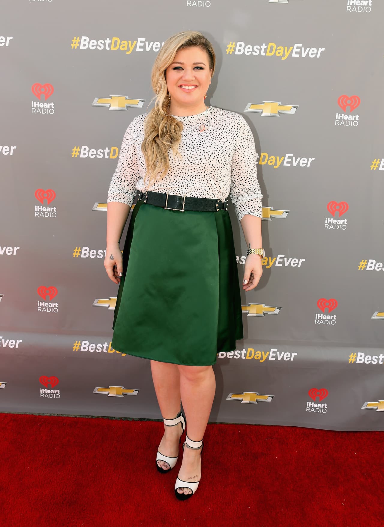 ¡Toda una fashionista! Kelly combinó perfectamente las prendas. Este es un 'look' que la hizo brillar y esta vez el corte de la falda se encuentra a la altura de su cintura.