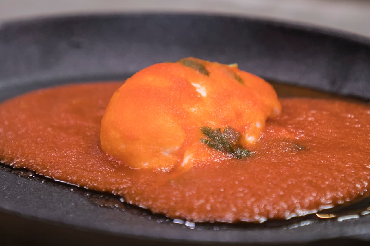 Carlos Gaytán celebró el sabor de la salsa con la que la familia de Oaxaca bañó su huevo poché: "Señora, su salsa: una de mis favoritas".