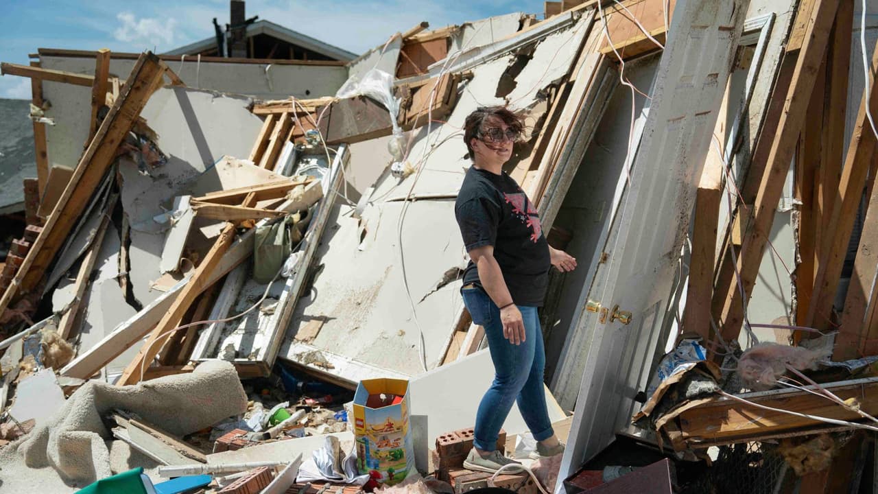Más de 20 muertos, casas destruidas y cortes eléctricos: poderosos tornados golpean el Medio Oeste de EEUU