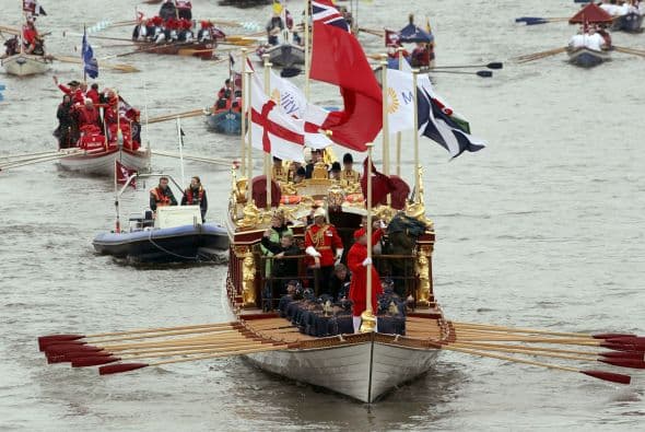 20 MIL PERSONAS- Cerca de tres horas duró el desfile fluvial a lo largo del río Támesis, en el cual participaron 20 mil personas.