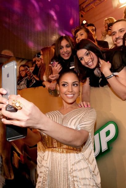 Una vez bajaban del escenario y durante la alfombra verde, se dieron la tarea de abrazarse, tomarse una que otra selfie y echarse uno que otro cuentito. ¡Y lo captamos todo!