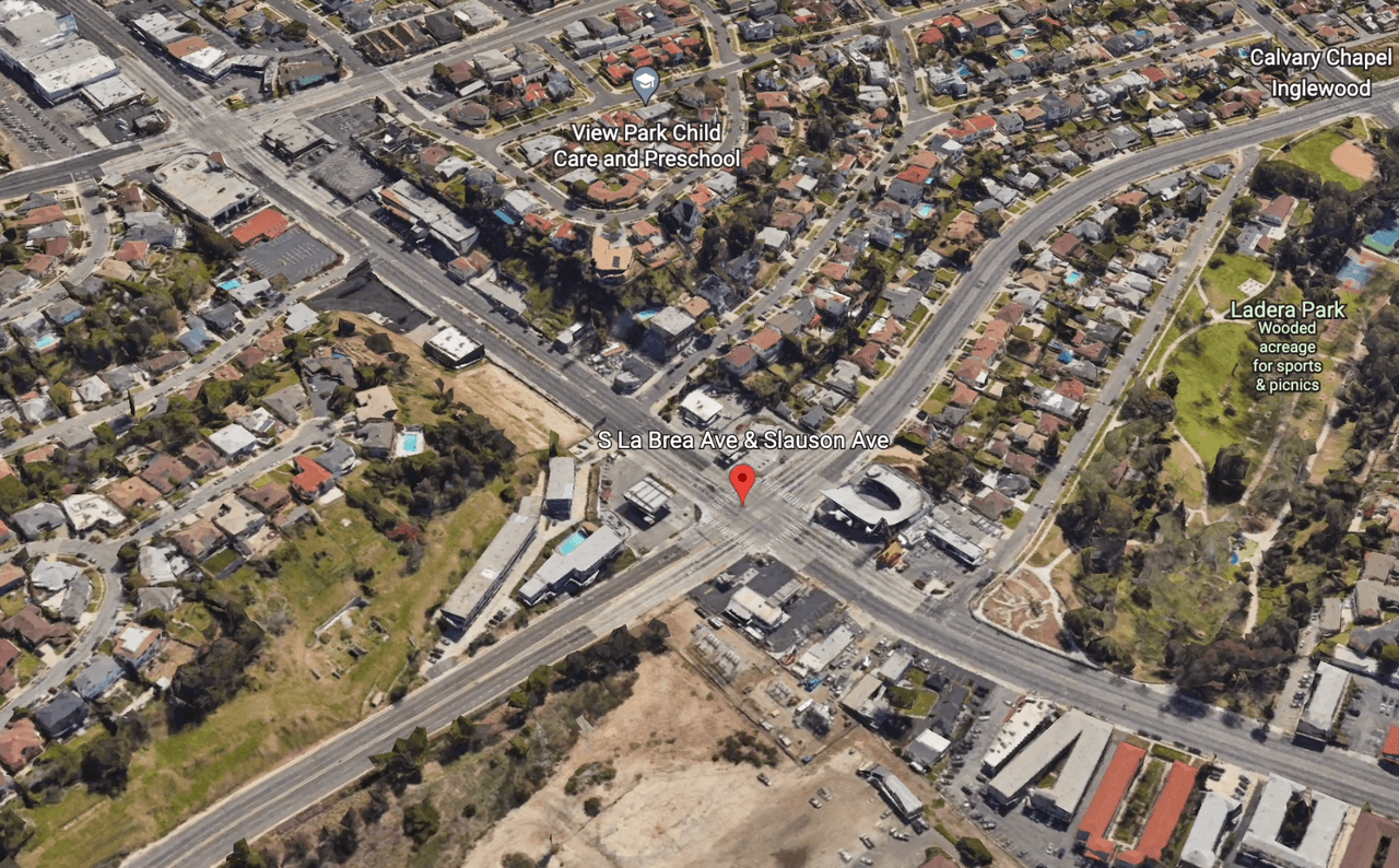 El hecho ocurrió en la intersección entre South La Brea Avenue y Slauson Avenuea la 1:40 p. m., cerca de Ladera Park, en la zona de Windsor Hills, un área no incorporada de Los Ángeles.