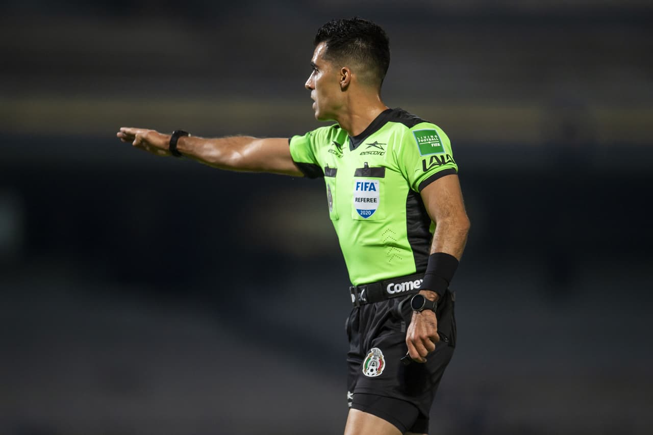 Apenas a los 14’ Bruno Valdez hacía falta sobre Angulo y el árbitro marcaba la pena máxima.