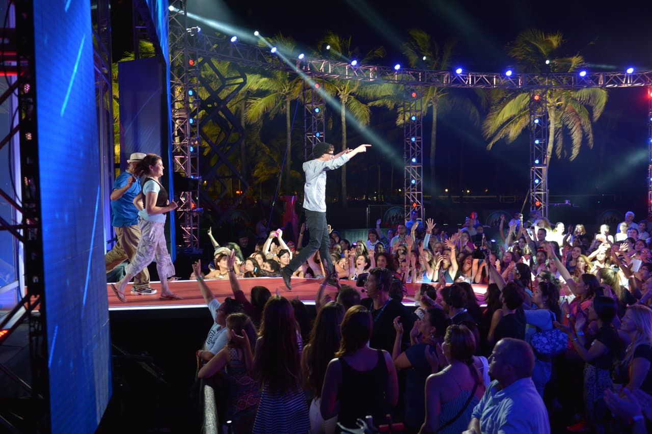 Kevin nos enamoró cuando Laura cantó con él en las audiciones de Miami Beach. Sin embargo, nadie se imaginó que se retiraría de la competencia.