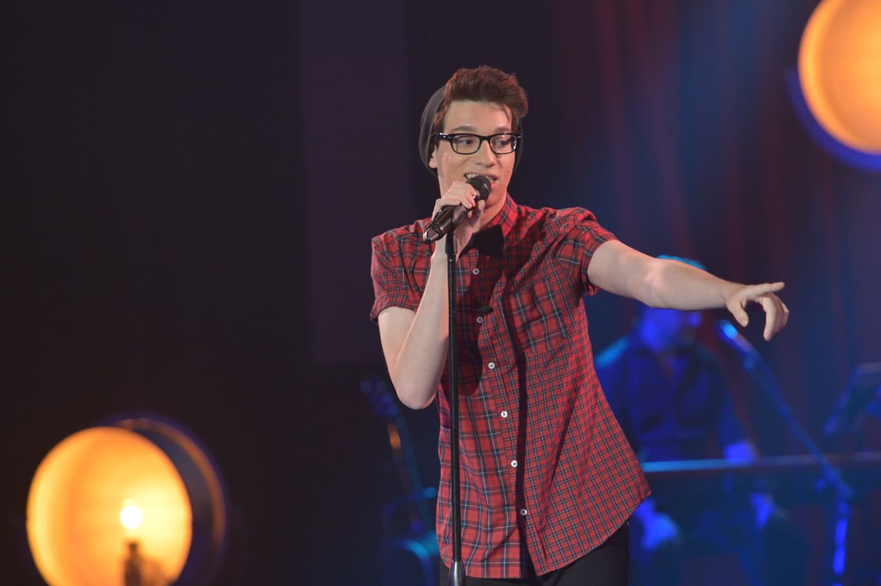 Kevin nos enamoró cuando Laura cantó con él en las audiciones de Miami Beach. Sin embargo, nadie se imaginó que se retiraría de la competencia.