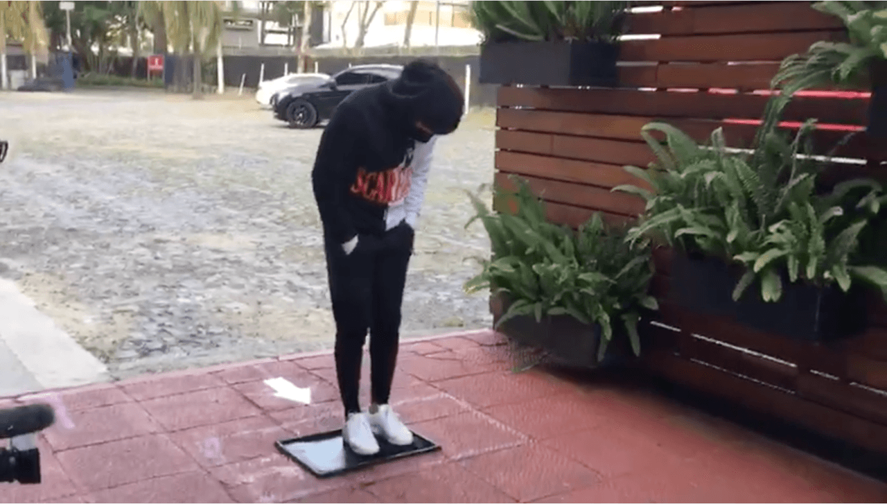 En todas las instalaciones se aprecian flechas que deben seguir los jugadores para cumplir con los protocolos de medidas sanitarias.