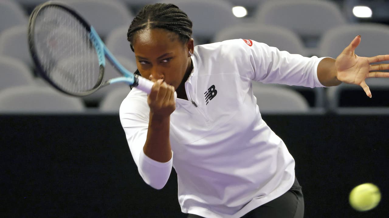 Coco Gauff, de Estados Unidos, practica en el torneo de tenis WTA Finals en Fort Worth, Texas, el sábado 29 de octubre de 2022.