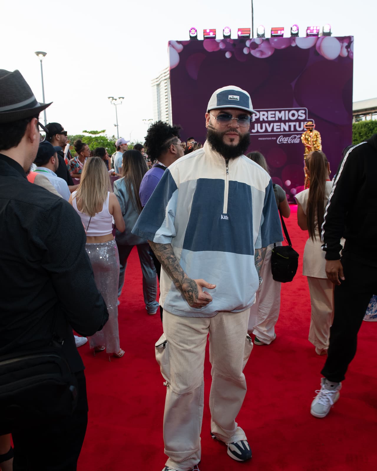 <b>Farruko</b> desfiló por alfombra roja de Premios Juventud 2023 con un look desenfadado y deportivo.