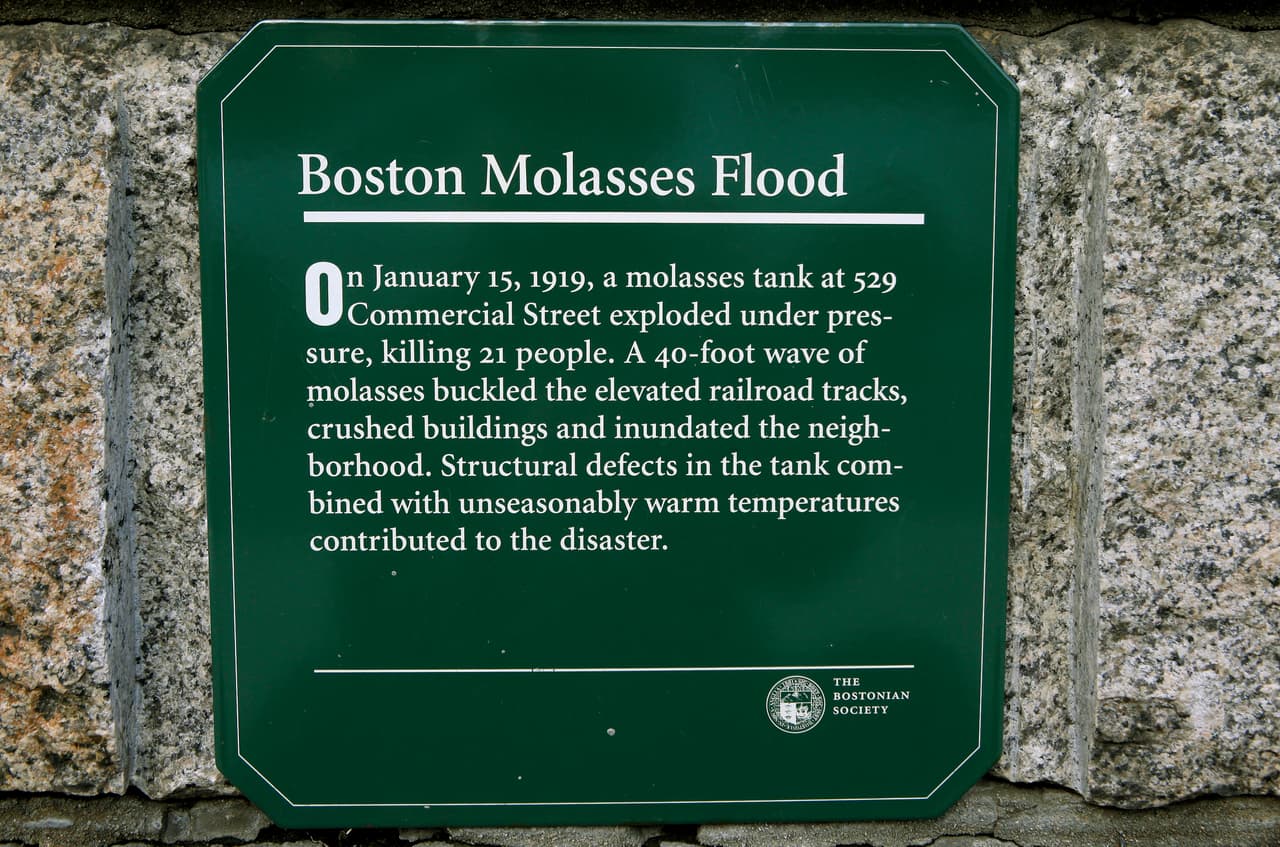 “Defectos estructurales del tanque combinados con temperaturas inusualmente cálidas contribuyeron con el desastre”, se lee en una placa colocada donde sucedió la tragedia hace un siglo. Un juez declaró a la compañía culpable de negligencia y le ordenó pagar 300,000 dólares por daños a las víctimas y sus familias, el equivalente a cuatro millones y medio de dólares hoy.