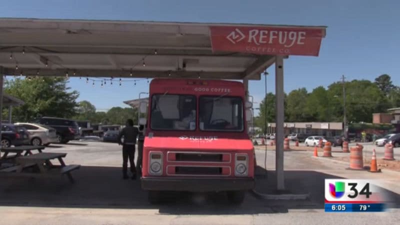 Una organización que opera en la localidad, llamada Refuge Coffee, capacita a refugiados para que puedan conseguir un empleo y emprender un negocio.