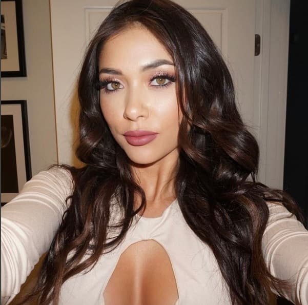 La escultural modelo distrae e informa a los fanáticos de las Artes Marciales Mixtas entre round y round.