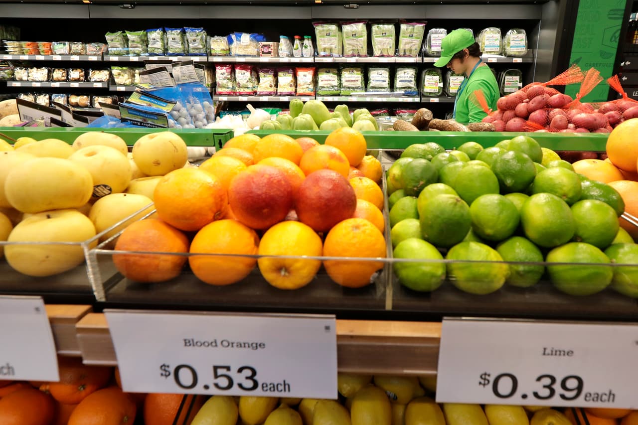 Toda la mercancía en la tienda es controlada, por lo que la compañía advierte que cualquier artículo que el comprador tome, debe pagarlo y por esa razón pide a los clientes que no ayuden a otro con sus compras.