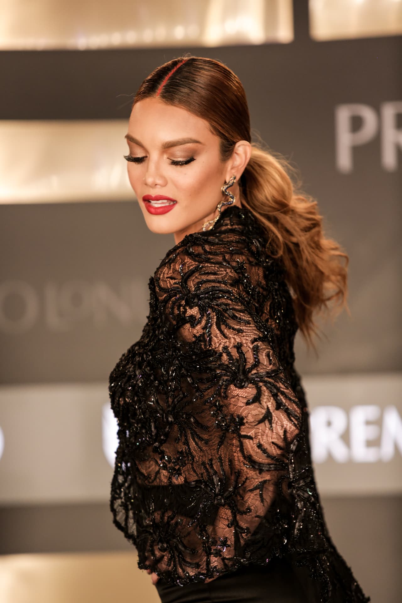 Ella llevaba una pony tail con un vestido negro transparente, que le quedaba divino.