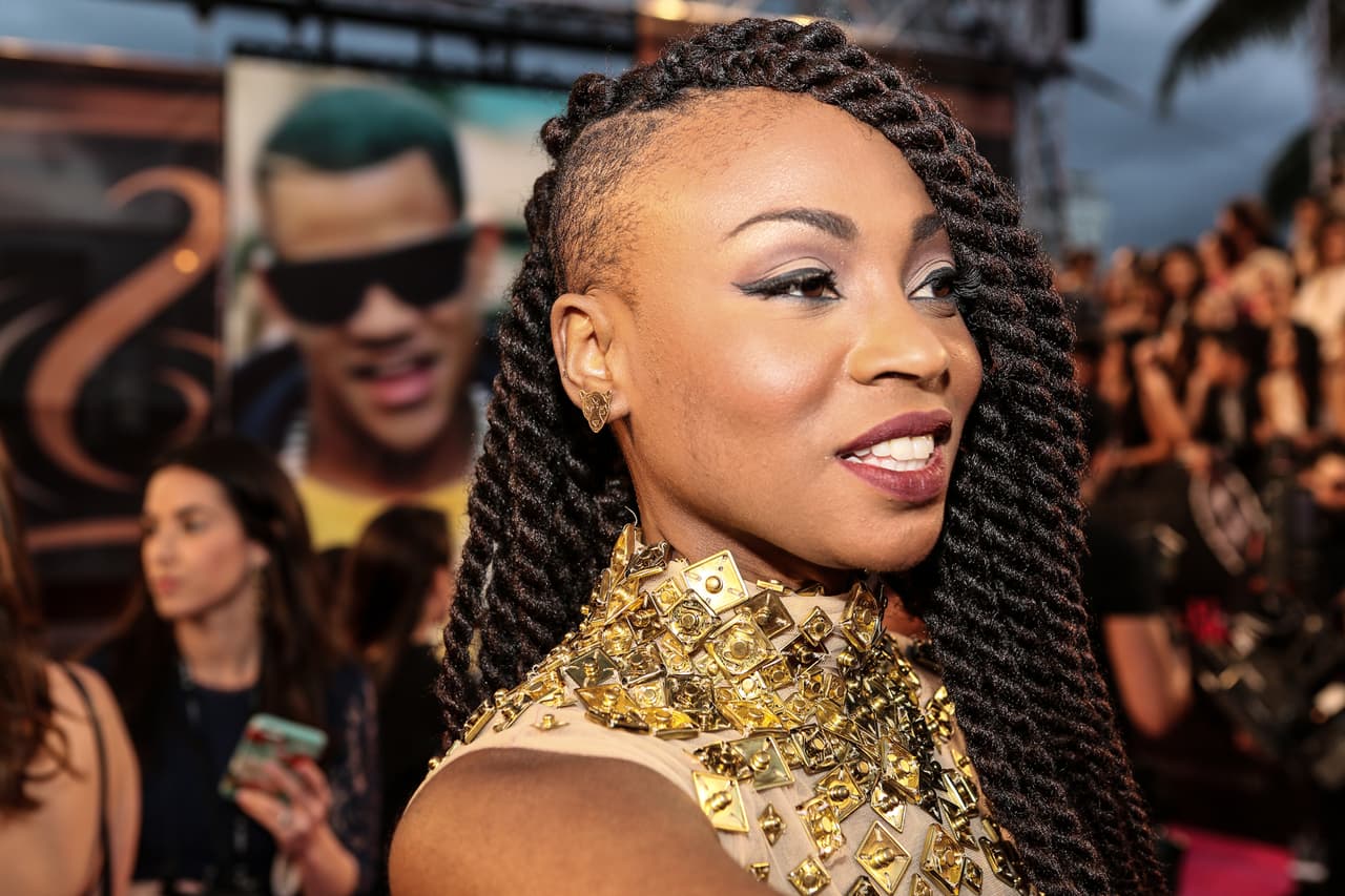 Ella lleva el cabello trenzado, y en la otra parte está rapada.