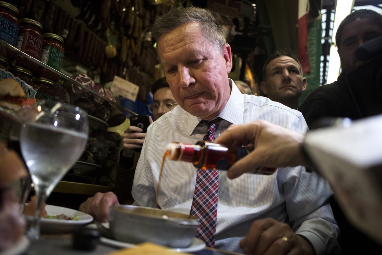 "Me la estoy pasando maravilloso", dijo Kasich a reporteros mientras le servían la cena. Aunque solo ha ganado en un estado, Ohio, en donde es gobernador, Kasich disfruta de sus viajes de campaña haciendo un tour culinario.