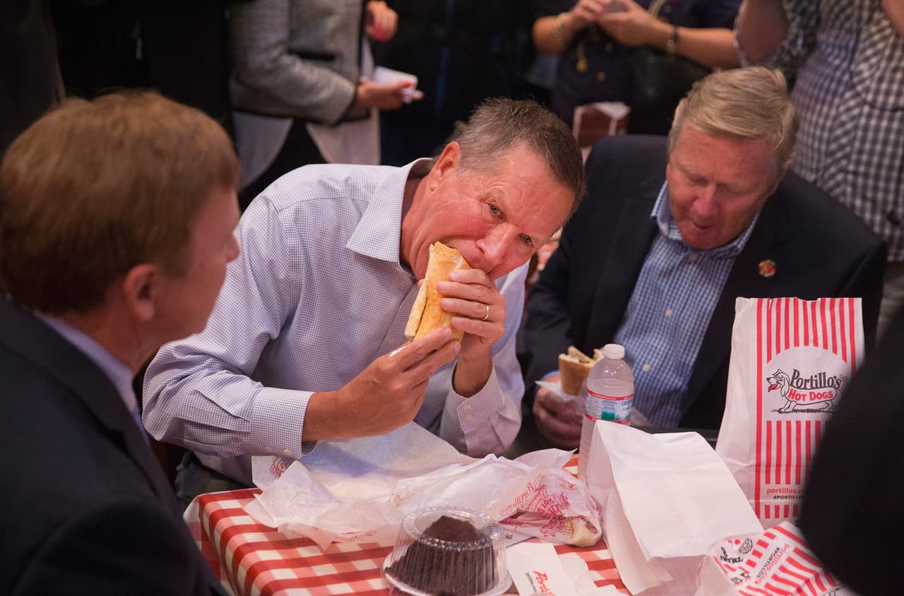 "¿Lo han visto? Él tiene una rueda de prensa mientras está comiendo todo el tiempo. Nunca he visto a un ser humano comer de una manera tan repugnante", dijo Donald Trump sobre John Kasich en un evento de campaña en Rhode Island este lunes.