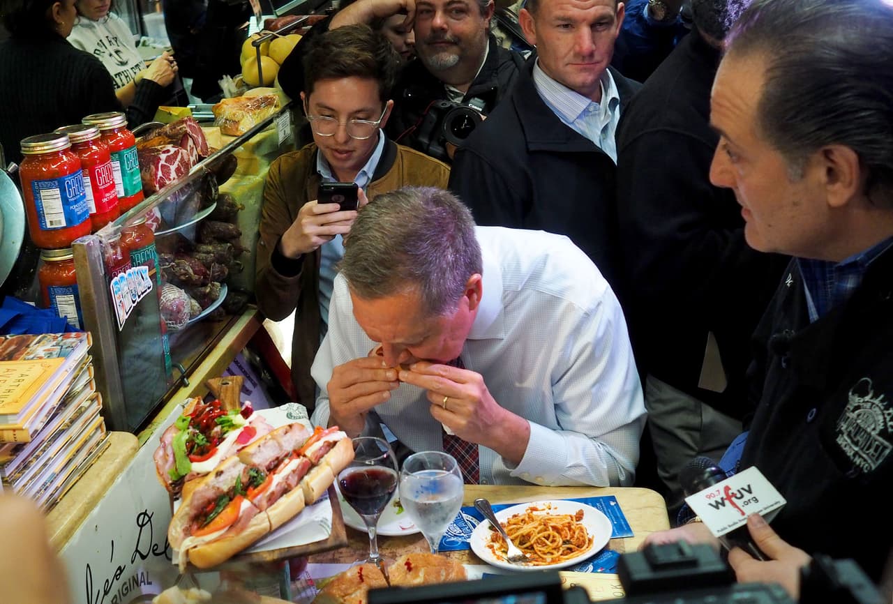 De nuevo en Nueva York, Kasich se pasea por la famosa Arthur Avenue y aprovecha para comerse un bocadillo en el restaurante Mikes Deli.