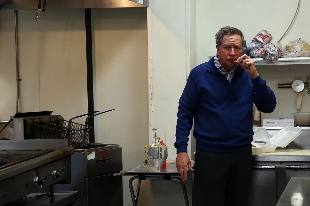 Aquí el gobernador de Ohio se tomaba un descanso para comer un poco de tocino después de hablar con los votantes en el interior de un restaurante en Carolina del Sur, en febrero pasado.