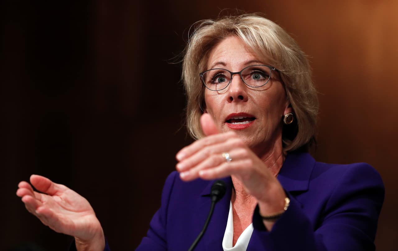 Betsy DeVos cancela las regulaciones de Obama sobre cómo las escuelas deben manejar el abuso sexual 