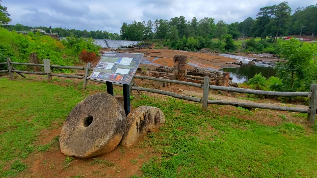 Acá encontrarás un cartel informativo y hasta piedras que formaban parte de la estructura.