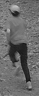 Las autoridades buscan a dos sospechosos que presuntamente apuñalaron a un hombre esta semana mientras trotaba en un parque. El incidente se registró este martes a las 7 am de la mañana en Graves Park, ubicado en el 1540 de Graves Road en Norcross, informó este viernes el Departamento de Policía del condado de Gwinnett.