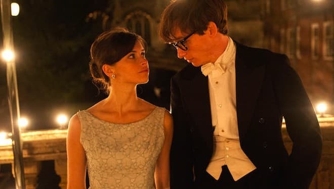 Si bien se le retrata como una mujer cariñosa, no refleja lo duro que fue ser la esposa de Stephen Hawking, pues ella lo cuidaba todo el tiempo y se encargaba de acompañarlo debido a su delicada condición.