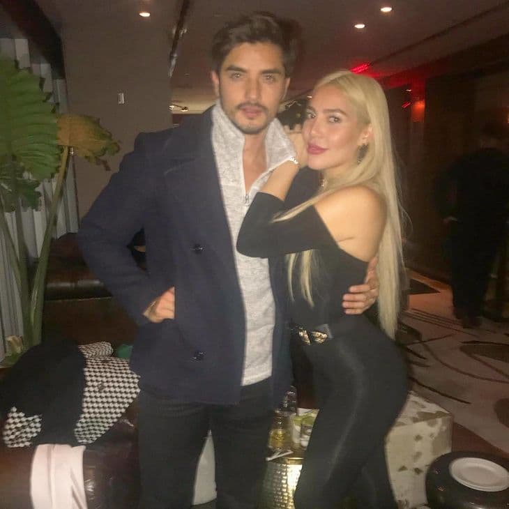 Pero esta vez añadió que si fuera un ‘trepador’, no habría estado con
<b>Frida Sofía</b> que simplemente es conocida por ser la hija de
<b>Alejandra Guzmán</b>, sino con la propia cantante y diva mexicana.