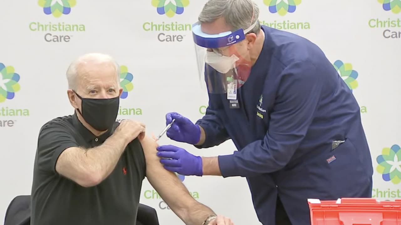 El presidente electo Joe Biden manifestó que su prioridad es que las personas puedan recibir la vacuna tan pronto como sea posible. El plan de Biden contempla acelerar el envío de las primeras dosis y proporcionar las segundas de manera oportuna.