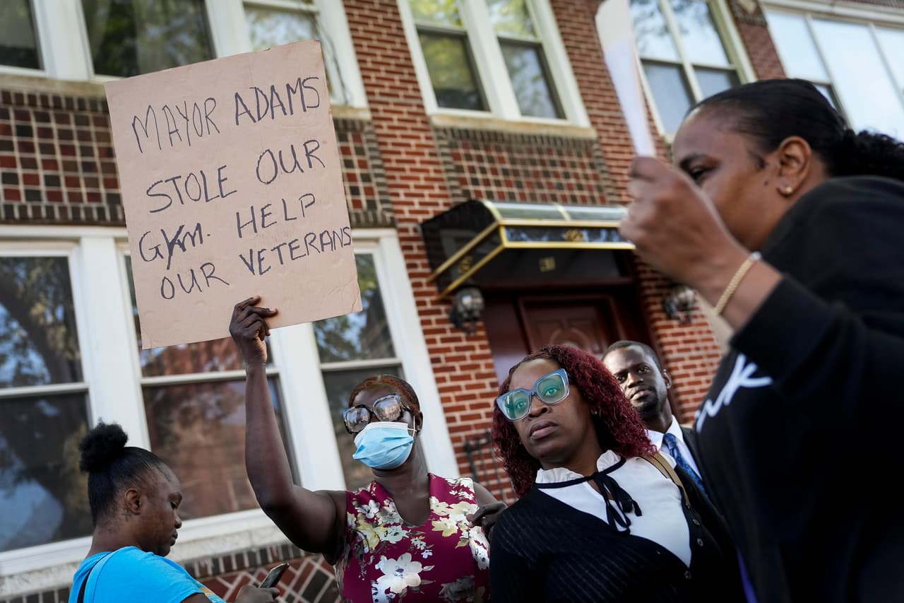 "El alcalde Adams se roba nuestro gimnasio. Ayude a los veteranos" se lee en el cartel de uno de los manifestantes.