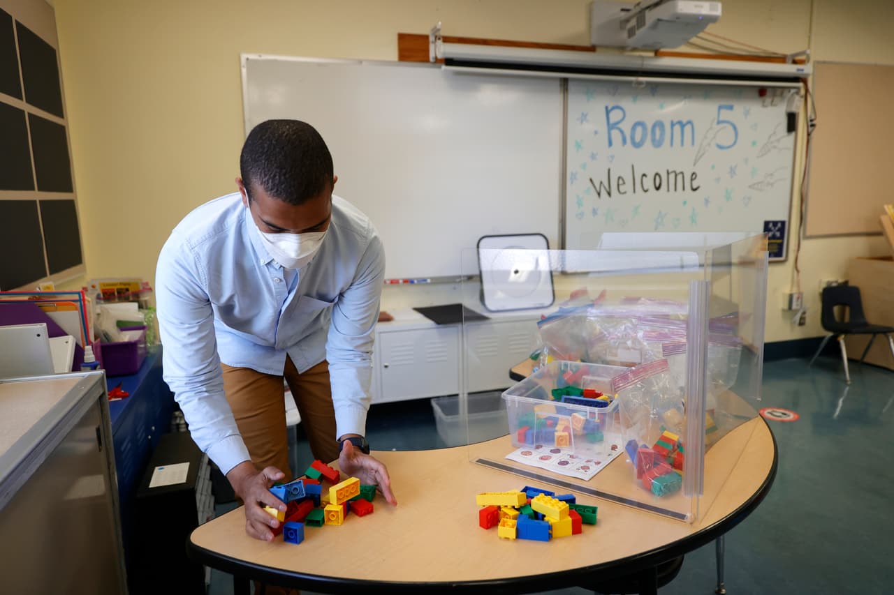 Los maestros estarán encargados de facilitar útiles individuales para cada niño. La idea es compartir el material lo menos posible y que cada estudiante tenga lo necesario en su pupitre individual.