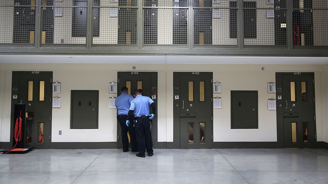 Activistas denuncian que inmigrantes detenidos son rociados con un potente químico cada 30 minutos para frenar el covid-19