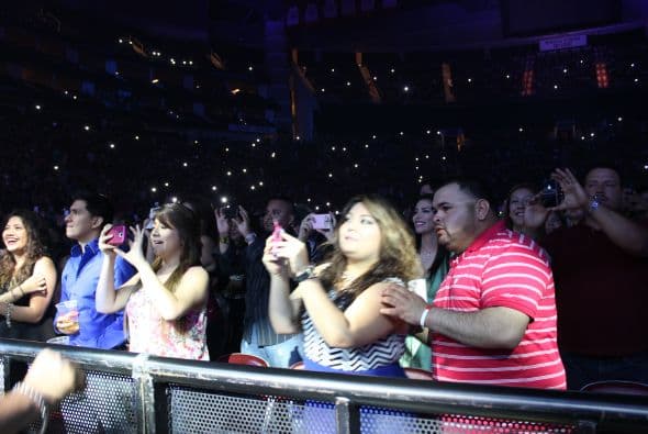 El Rey de la Bachata tuvo casa llena en el Toyota Center este miércoles, ve aquí las mejores imágenes de la noche.