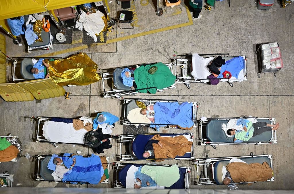 Hong Kong atraviesa la quinta ola de contagios por covid-19, la peor que han vivido sus 7.3 millones de habitantes. En esta ocasión 
<b>ha sumado más de medio millón de casos, versus los 12,000 que se habían visto en los dos años anteriores de la pandemia.</b> En la imagen, pacientes en el Centro Médico Caritas, uno de los que se ha visto colapsado por el repunte de casos.