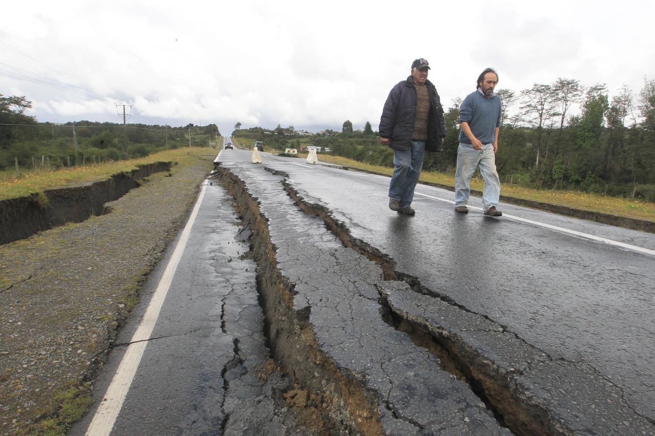 Las autopistas fueron afectadas por el terremoto en lugares puntuales, pero no así las construcciones.