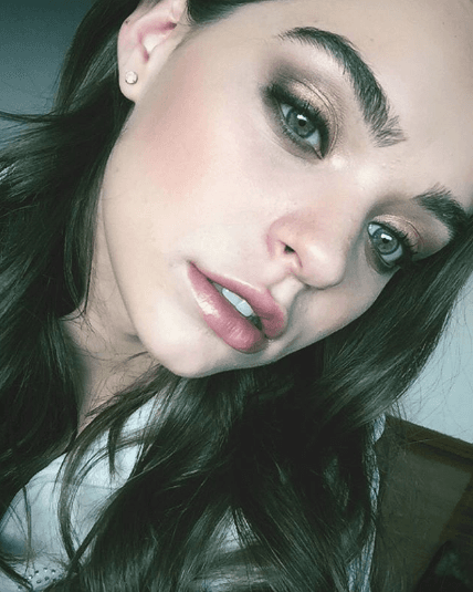 Con tan solo 18 años de edad, Macarena García ha tenido una corta, pero fructífera carrera artística.