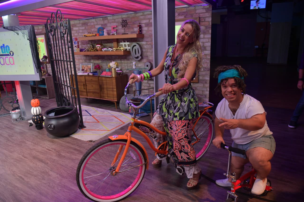 Shakira y Carlos Vives nos interpretaron su gran éxito musical, 'La Bicicleta'.