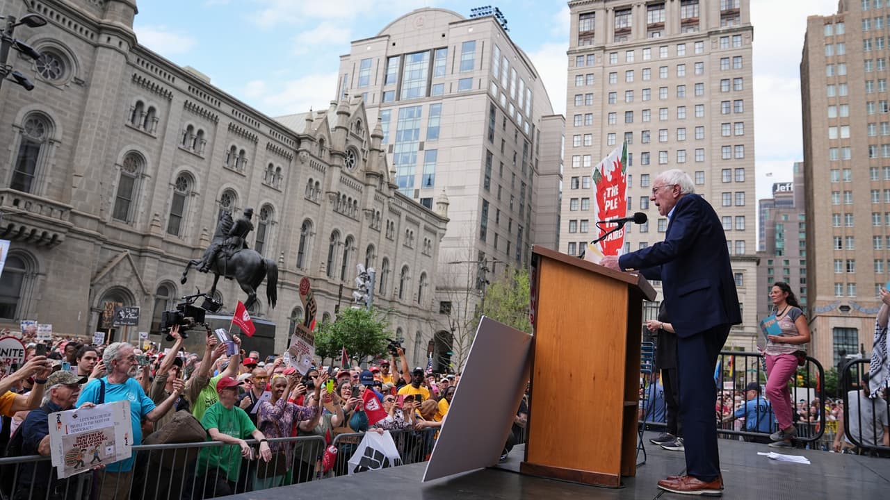 Bernie Sanders participa en protesta del 1 de Mayo en Filadelfia y critica las políticas de Trump