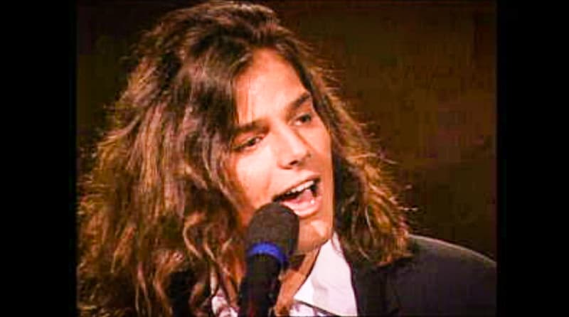 También de 21 años, Ricky Martín, con una melena larga y aborotada cantó para el publico 'Fuego contra fuego'.