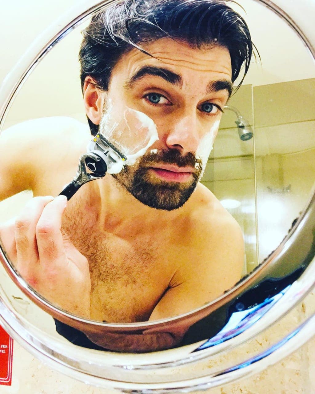 "El modo en que vivamos va a definir quien seamos... Vivo del modo que me gusta vivir, vivo del modo que en mi casa me enseñaron, vivo del modo que me permite dormir todas las noches.", agregó Santiago.