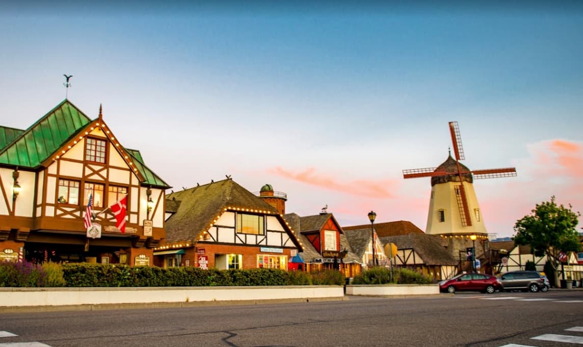 <b>Ubicado en el <a href="https://goo.gl/maps/YxwbweVFGkxKUtXE9" target="_blank">Valle de Santa Ynez</a>, a casi 3 horas al norte de Los Ángeles y a 35 millas de Santa Bárbara se encuentra <a href="https://www.solvangusa.com/" target="_blank">Solvang</a>, un pueblo, cuyo principal atractivo es su herencia danesa</b>. 
<br>Fue fundado en 1911 por inmigrantes provenientes de Dinamarca, y hasta el día de hoy conserva su arquitectura auténtica, techos de paja y algunos molinos de viento, propios de la época. En esta ciudad, puedes sentir la esencia y energía característica del norte de Europa.
<br>A partir del 
<b><a href="https://www.univision.com/local/fresno-kftv/ni-mascarillas-ni-distancia-social-en-california-a-partir-de-15-de-junio-video">15 de junio </a></b>no se exigirá límites de capacidad ni tampoco la mascarilla.